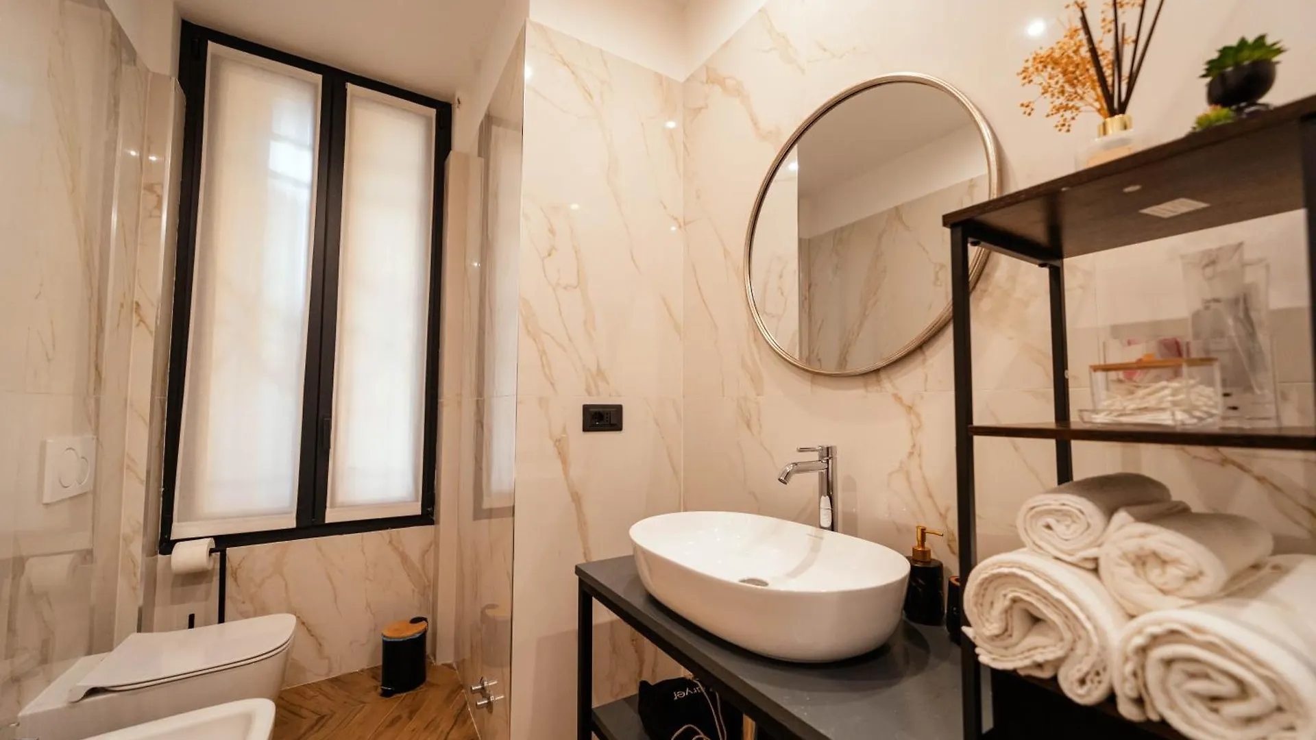 Victoria'S Suite&Spa Con Parcheggio Privato Como Apartment